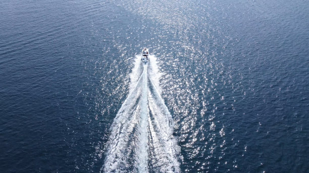 蓝色的大海上有快艇比赛。度假和旅游的概念。图片下载