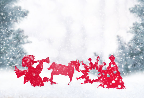 圣诞节背景红色的玩具在森林里图片下载