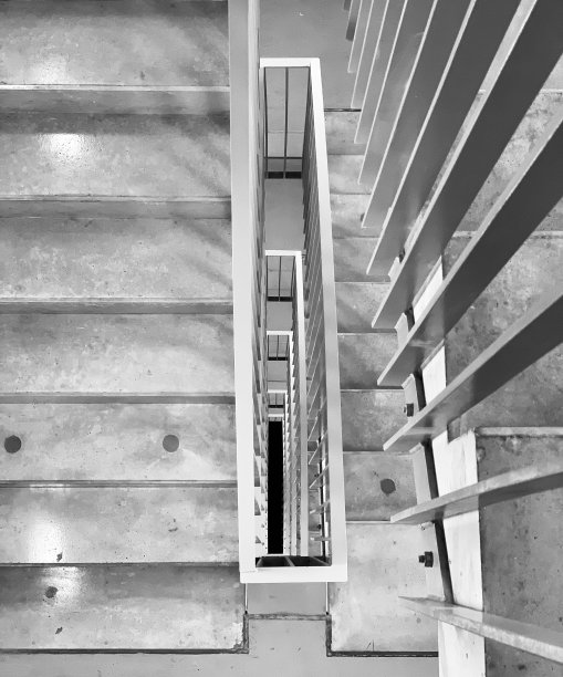 传统楼梯独特的黑白照片图片下载