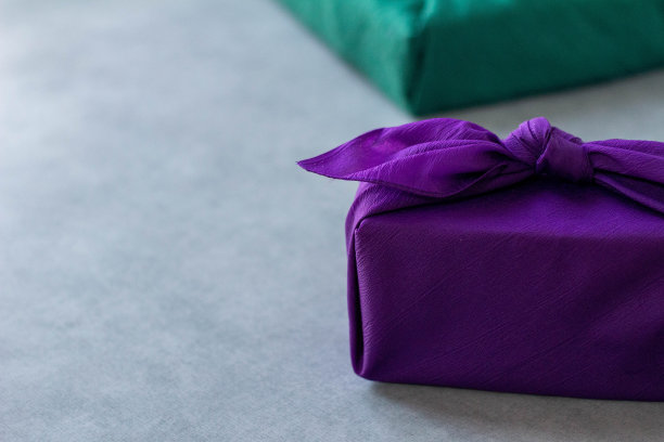 包裹在绿紫相间的藤木里的礼物图片下载