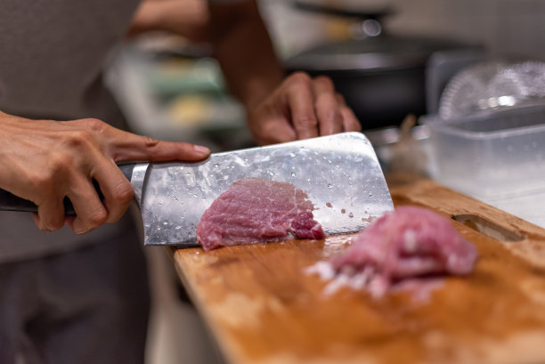 洗蔬菜，切肉，做饭。图片下载