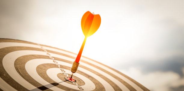 近距离射击红色飞镖箭靶中心的目标在深蓝色的天空背景。企业目标或目标的成功和赢家的概念。图片下载