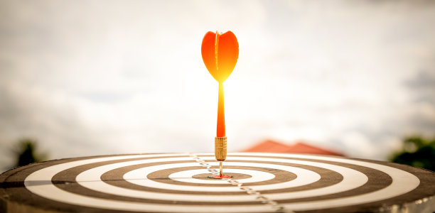 近距离射击红色飞镖箭靶中心的目标在深蓝色的天空背景。企业目标或目标的成功和赢家的概念。图片下载