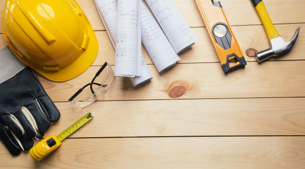 安全工作。标准施工现场防护设备，顶视图木制背景，平铺，复制空间，安全第一的理念。图片下载