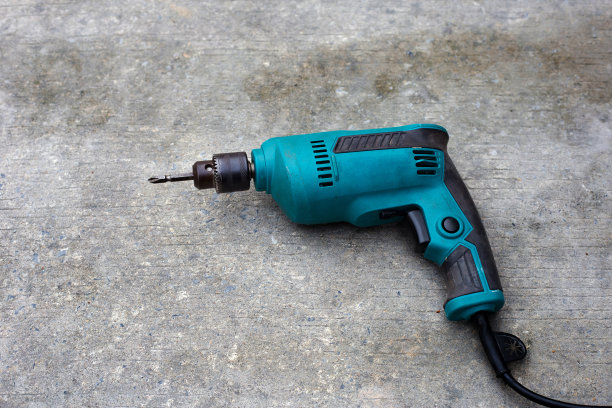 水泥地面上的钻机图片下载