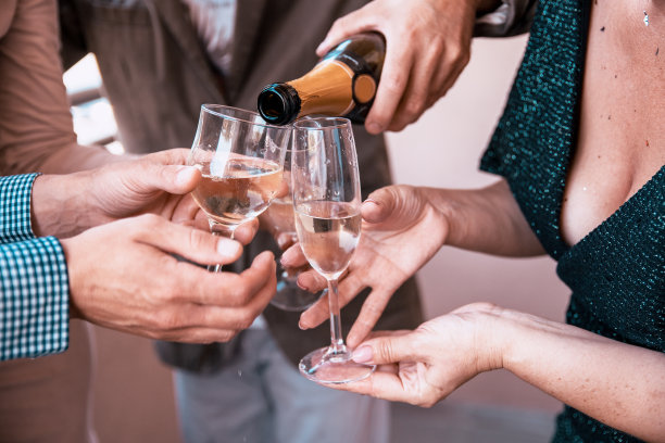 开香槟庆祝图片下载