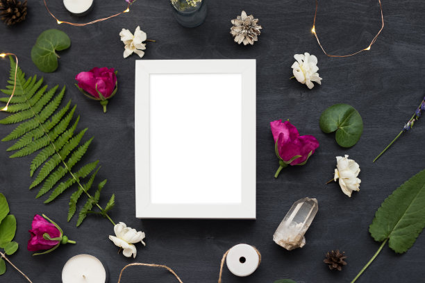Flat lay top view mockup photo of a frame on a black background with wild flowers. Flat lay top view mockup photo of a frame on a black background with野花。图片下载