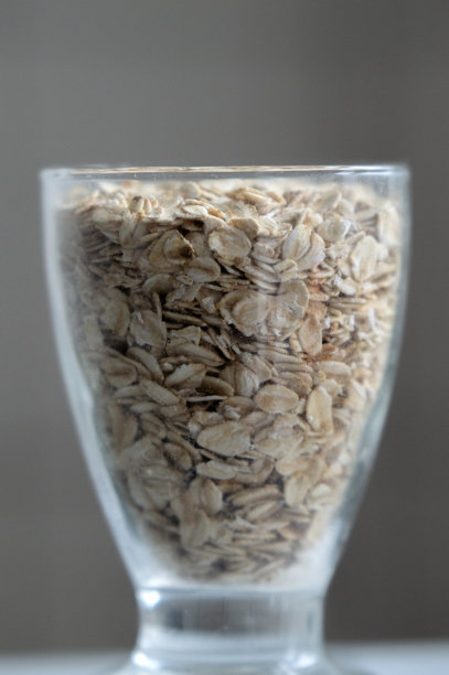 一杯燕麦片的特写图片下载