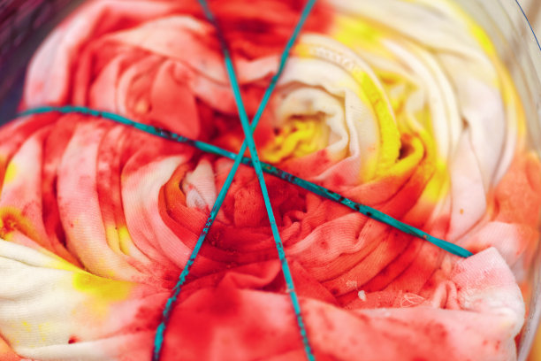 扎染技术是通过折叠衣服上的一种手扎染棉织物图片下载