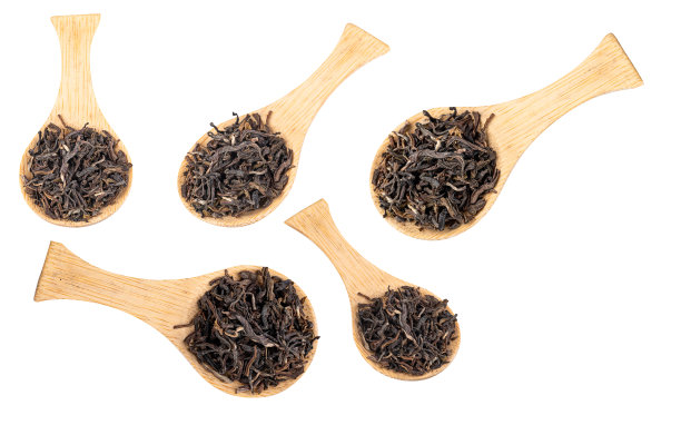 木勺里的绿茶，单独放在白色背景上。微距摄影图片下载