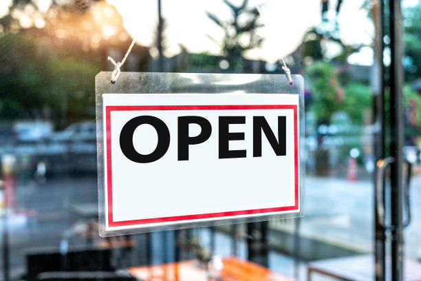 当地咖啡馆、咖啡店或零售店的玻璃门上的开放标识。图片下载