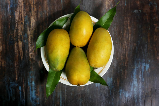 木制背景上的芒果图片下载