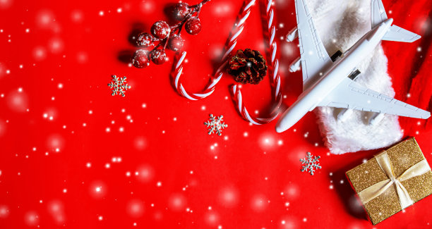 旅游作为圣诞礼物。圣诞装饰飞机。新年。有选择性的重点。图片下载