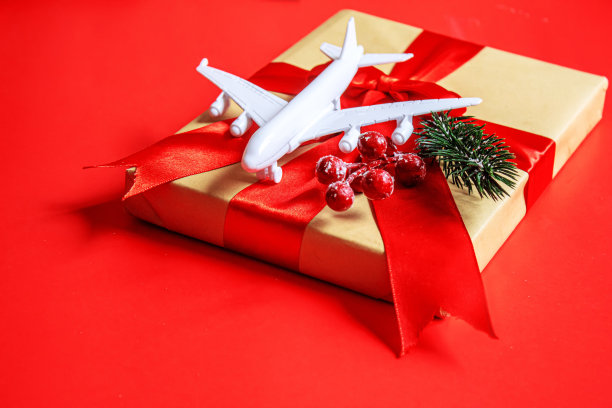 旅游作为圣诞礼物。圣诞装饰飞机。新年。有选择性的重点。图片下载