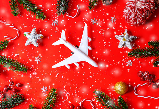 旅游作为圣诞礼物。圣诞装饰飞机。新年。有选择性的重点。图片下载