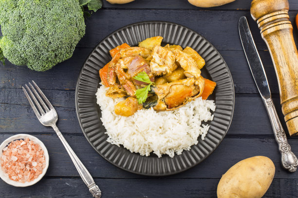 泰餐:咖喱蟹肉蔬菜米饭图片下载
