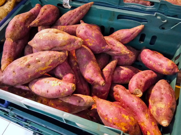 新鲜食材市场上正在出售红薯或山药的特写照片图片下载