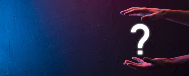 男性手持问号图标，以霓虹灯红、蓝、紫为背景。带有复制空间的横幅。文本。图片下载