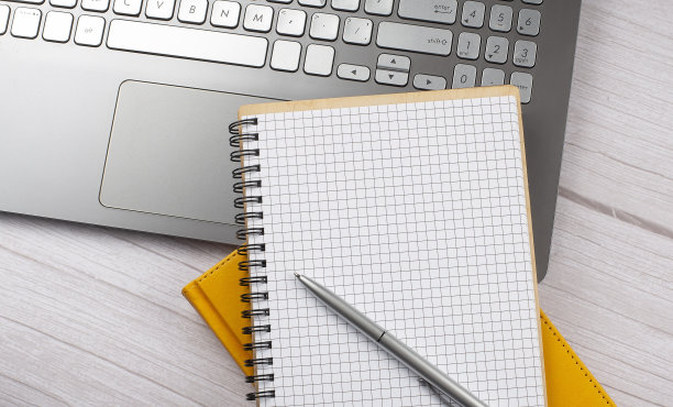 办公桌上有空白笔记本和笔记本电脑，经营理念图片下载