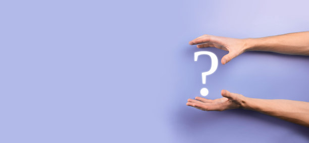 商人男人手握界面问号标志网页。在线提问，FAQ概念，什么，何时，如何，为什么，在互联网上搜索信息图片下载