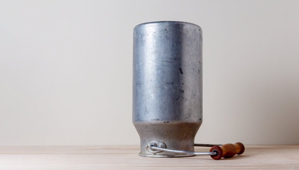 把旧罐头倒过来放在架子上图片下载