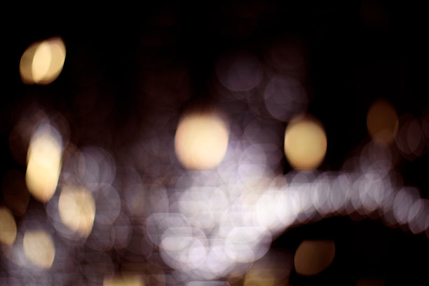 在黑色背景上的光散景图片下载