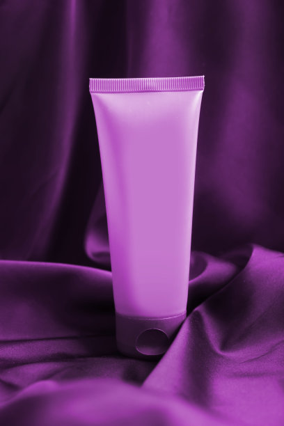 在丝绸背景上的化妆品霜图片下载