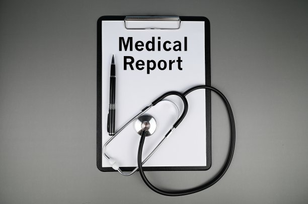 医疗报告记事本上有笔和听诊器。图片下载