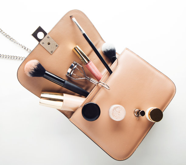 扁平的女人手袋配件和化妆品在白色巴图片下载