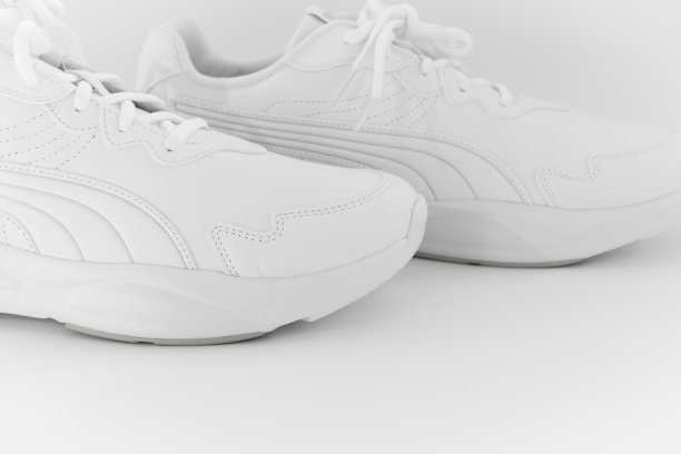 白色运动鞋与鞋带在白色背景。隔离。侧视图图片下载