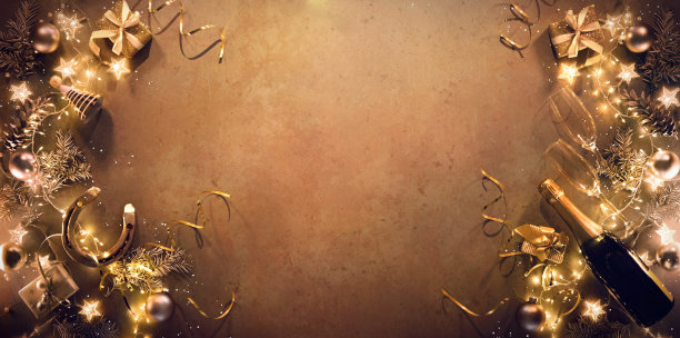 除夕假日背景有冷杉枝，马蹄铁幸运符，香槟酒酒瓶和玻璃杯图片下载