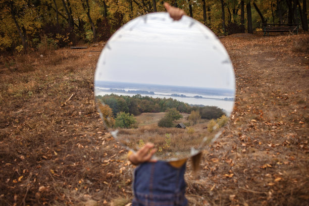 一个玩大圆镜的女孩图片下载