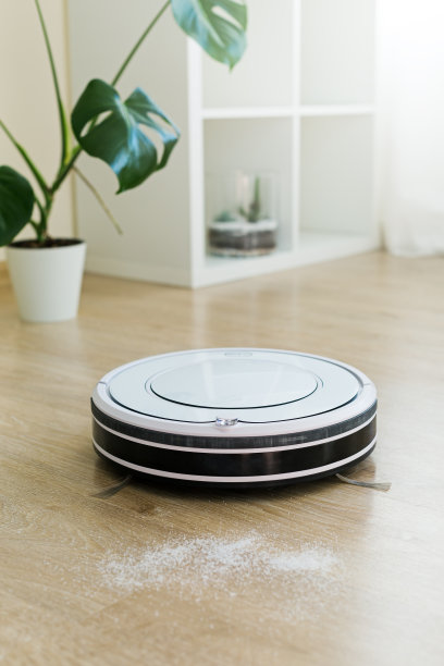 吸尘器机器人正在清洁地板图片下载