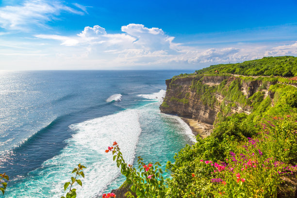 巴厘岛乌鲁瓦图神庙的景观图片下载