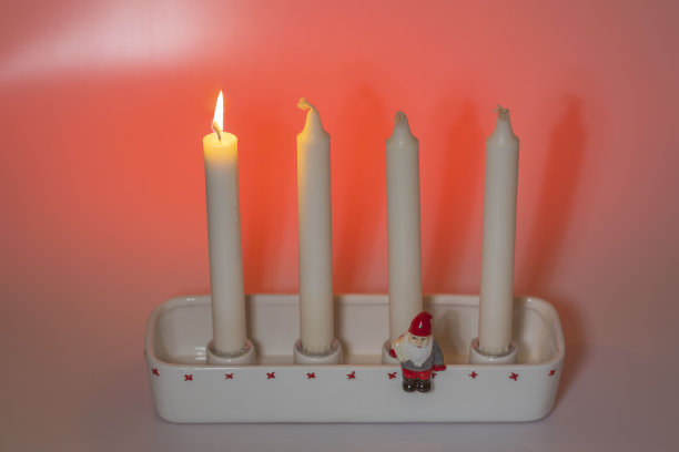 为纪念第一次降临节而燃烧的蜡烛的特写镜头。瑞典。图片下载