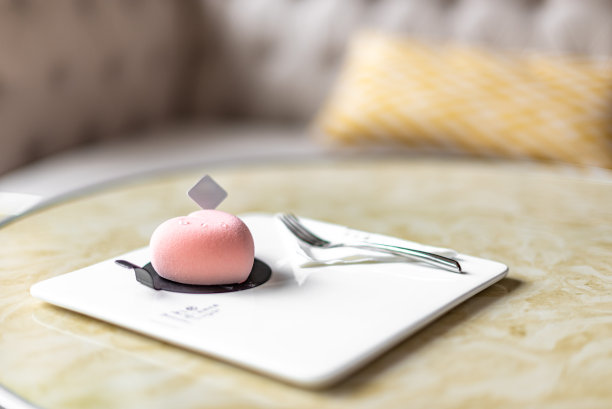 精美的西式蛋糕和甜点放在白色的盘子里图片下载