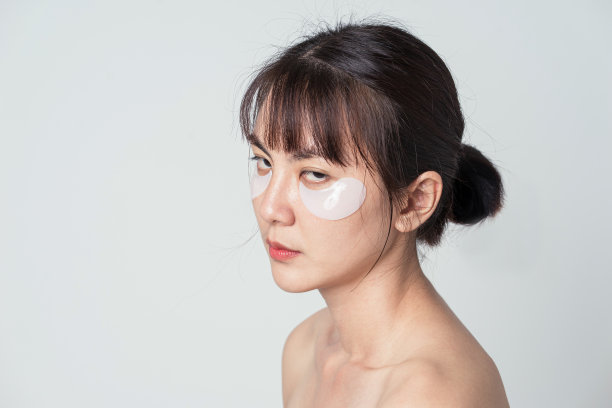 亚洲女性在疲劳情绪和使用贴片胶原蛋白下的眼睛，以抗皱纹。图片下载