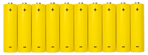 黄色AA碱性电池组隔离在白色背景上图片下载