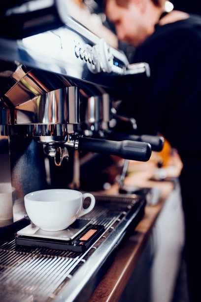 在床上煮香浓咖啡——浪漫的早晨图片下载