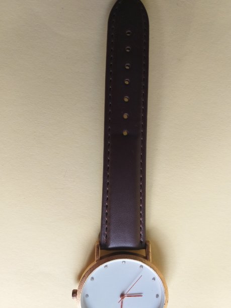 棕色皮带，黄色背景图片下载