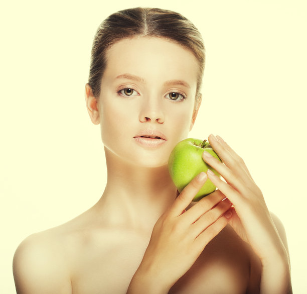 白色背景下拿着绿苹果的女人的头像图片下载