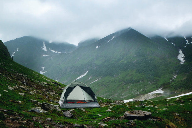 带睡袋的露营帐篷靠近美丽的雾山图片下载
