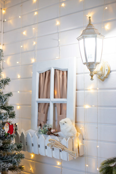 冬季的新年装饰用白色的窗户玩具和灯笼图片下载