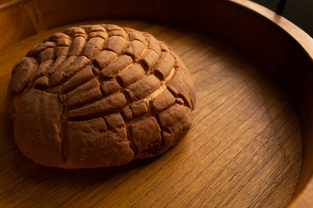 木制背景上的美味传统墨西哥甜面包图片下载