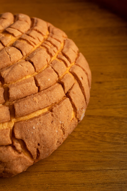 这是一个木制背景上的美味传统墨西哥甜面包的特写图片下载