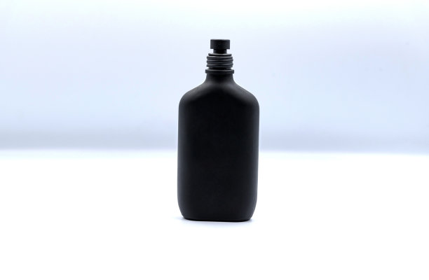 黑色喷雾瓶使用香水隔离在白色背景上的产品和包装模拟，图形和营销元素。图片下载