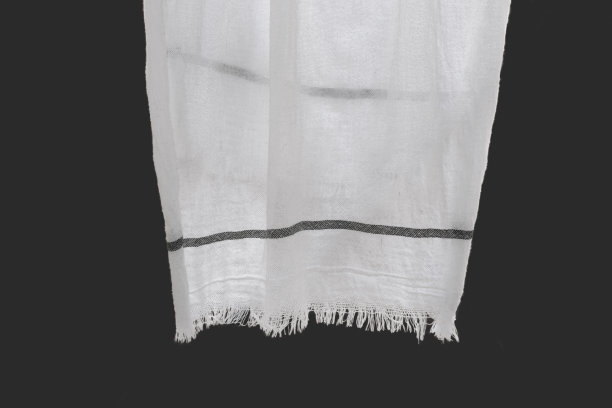 喀拉拉邦浴巾或带黑线的Thorthu。背景黑色和选择性聚焦图片下载