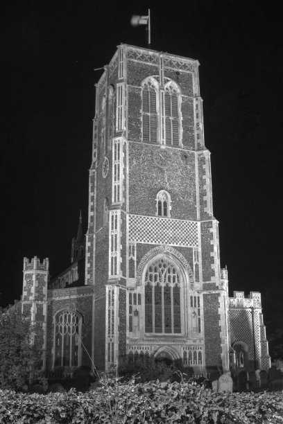 英国萨福克郡绍斯沃尔德圣埃德蒙教堂的黑白图像，夜晚被泛光灯照亮图片下载