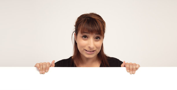 女子手持白色横幅封面照片商业页广告海报复制空间背景图片下载