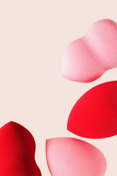 红色和粉色彩妆粉扑不同形状的粉扑图片下载